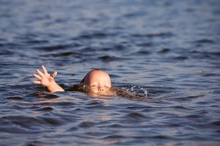 Bakıda DƏHŞƏT:  ana yeni doğduğu körpəsini dənizə atdı, polis saxladı 