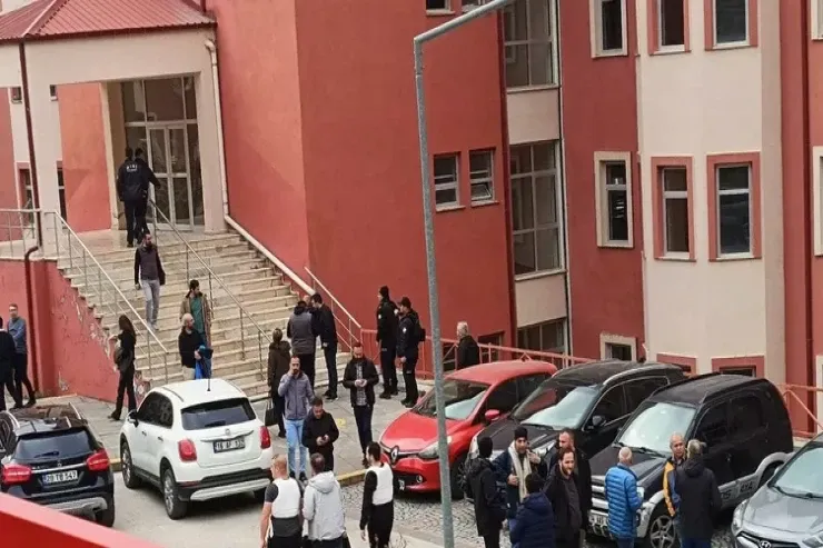 Universitetin əməkdaşı qadın həmkarını girov götürdü 