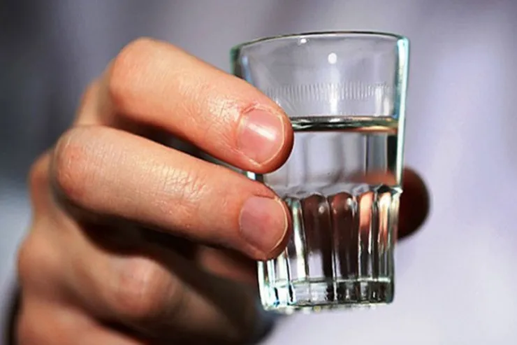 Azərbaycanda ata araq almayan oğlunun  burnunu qırdı