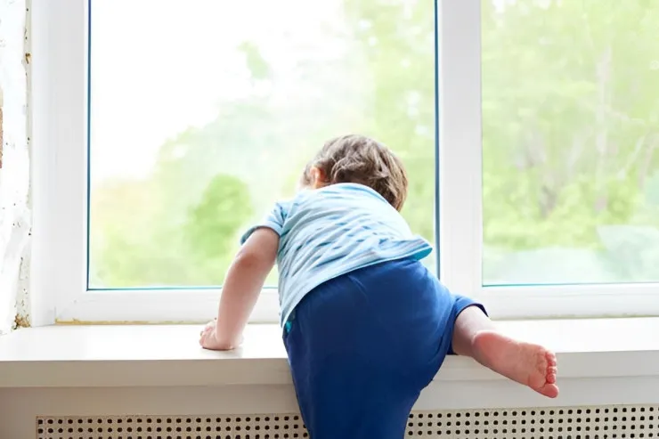 Bakıda DƏHŞƏT:  3 yaşlı uşaq ikinci mərtəbədən yıxıldı 