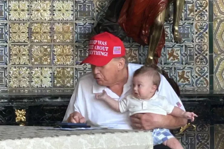 Tramp baba kimi  ekran qarşısına çıxdı 