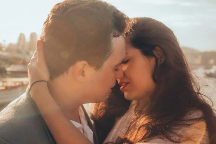 Bakıda küçədə sevgilisi ilə öpüşən  oğlana bu cəza verildi