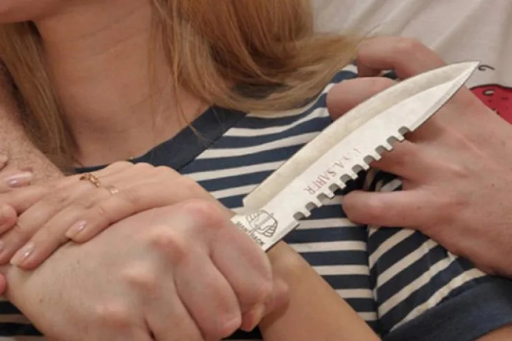 Gəncədə ər boşanmaq istəyən arvadını başından  bıçaqladı