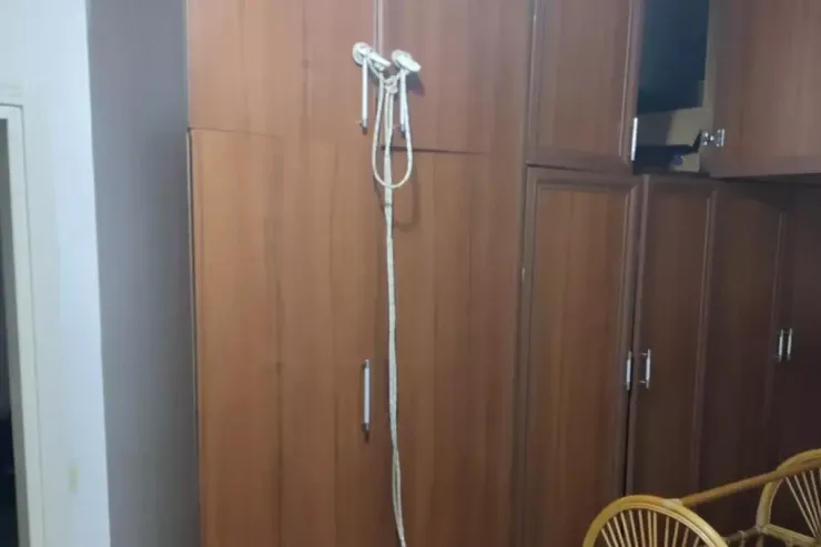 Gənc ana şkafdan özünü asdı 