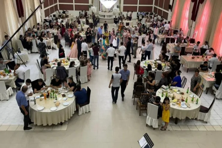 Bakıda şadlıq evində FACİƏ:  kişi yıxılıb öldü