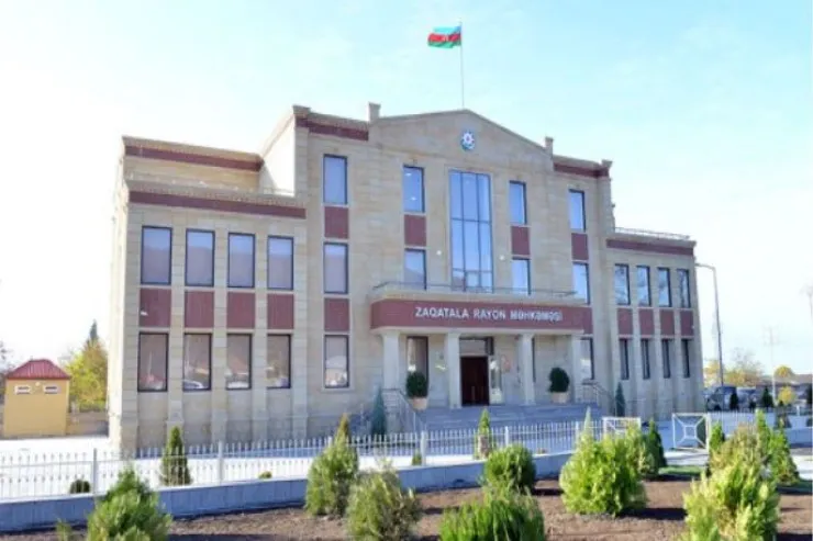 Zaqatalada məhkəmənin önündə  söyüş söyən CƏRİMƏLƏNDİ 