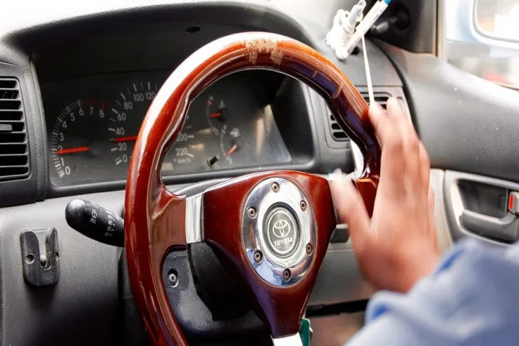 Telefonu maşında ön şüşənin altına  qoymaq olmaz - Polisdən XƏBƏRDARLIQ 