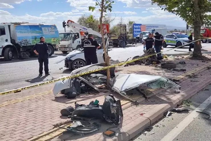 Dəhşətli qəzada avtomobil ikiyə bölündü  - HADİSƏ ANI