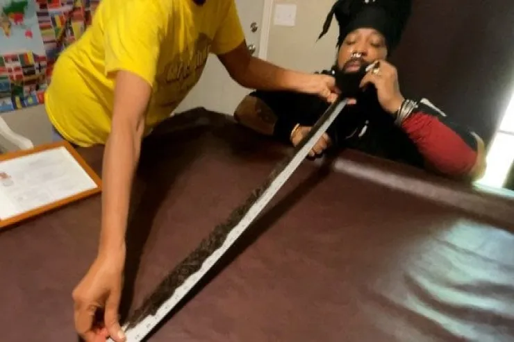 Dünyanın ən uzun saqqallı adamı:  adamdan da uzundur