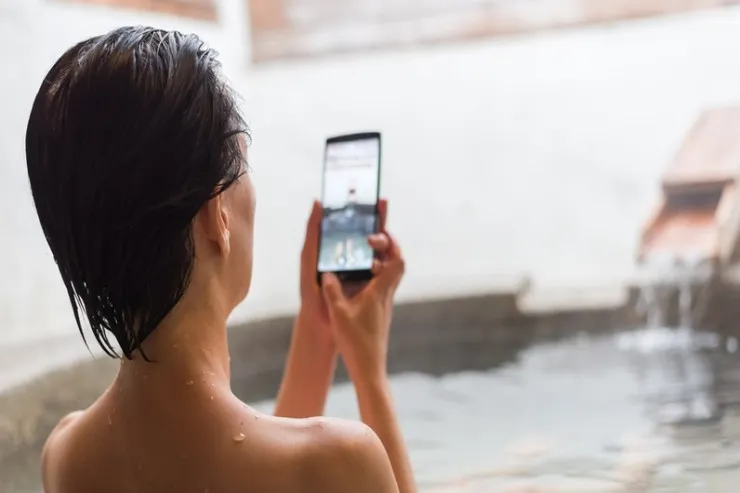 Əlində iPhone ilə çimən qadını “tok” vurub  öldürdü