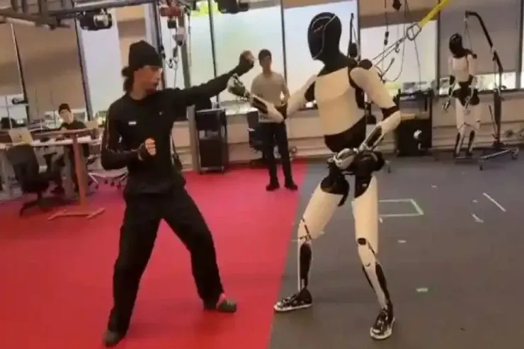 Teslanın robotu Optimusa kunq-fu öyrətdilər - VİDEO 