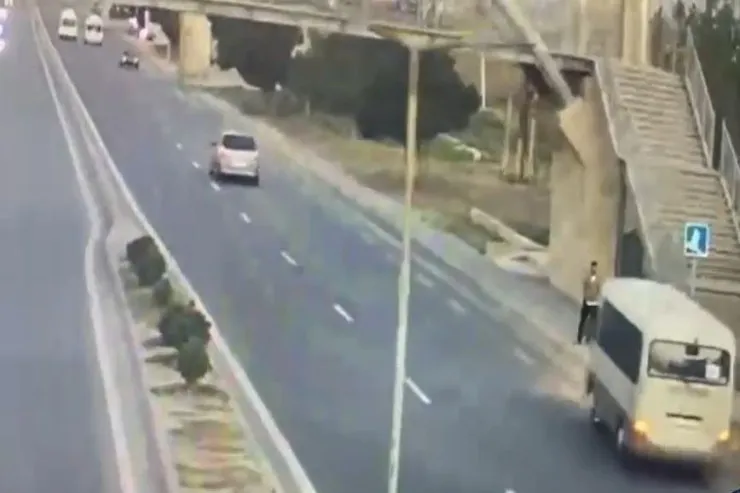 Bakı–Şamaxı yolunda avtobusun təkəri partladı, piyadanın üstünə sürdü -VİDEO 