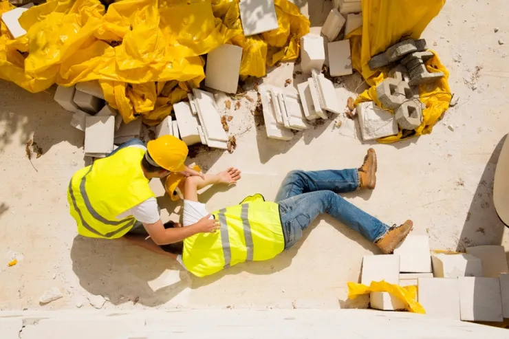 Bakıda kərpic zavodunda FACİƏ: fəhlə yıxılıb öldü 