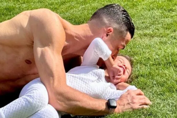 Kriştiano Ronaldonun qızı ilə fotosu  hamını TƏƏCCÜBLƏNDİRDİ 