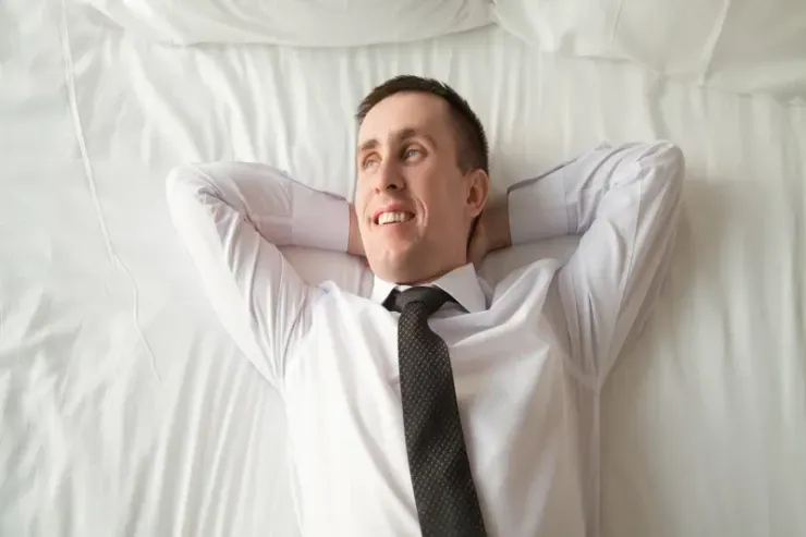 İnsanlar düşündüyünüzdən daha tez-tez gözləri açıq  yatırlar - TƏHLÜKƏLİDİRMİ? 