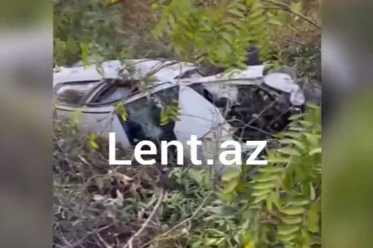 Zaqatalada maşın kanala aşdı, xəsarət alan var - VİDEO 