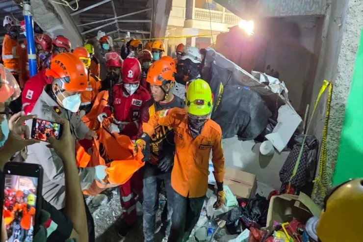 Məktəb binası çökdü -  63 nəfər həlak oldu 