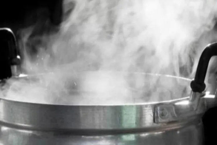 Yaş yarımlıq qız qaynar süd qazanında yanıb öldü 