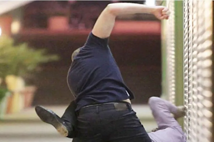 Masazırda taksi sürücüsü bir kəlməyə  görə müştərinin burnunu qırdı 