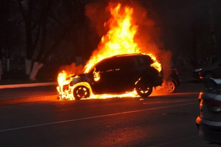 Salyanda ağır qəza - Sürücü avtomobildə yanaraq öldü 