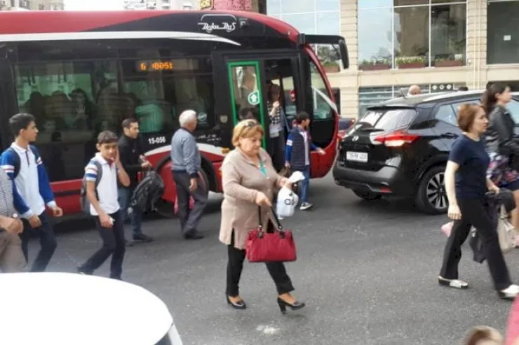 Avtobus 40 dəqiqədən bir  gəlir - Sərnişinlərin "canı boğazına yığılıb" 