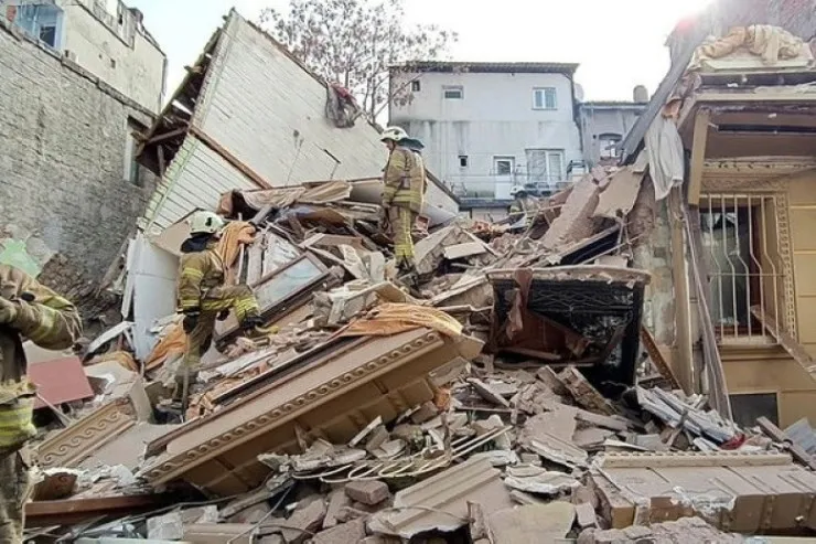 Bina çökdü, yalnız tualetdə   olan qadın öldü 