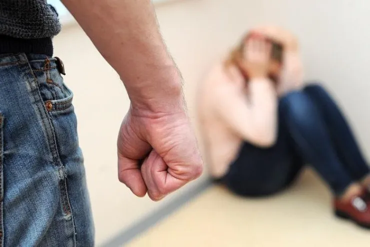 Bakıda kişi pula görə  boşanmaq istəyən arvadını döydü:  bu cəza verildi