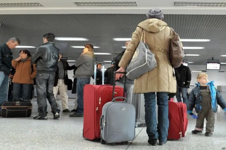 Bu ölkədə yüzlərlə   Rusiya vətəndaşına ölkədən çıxmaq  əmri verildi - SƏBƏB 