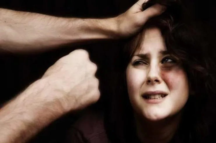 Bakıda DƏHŞƏT:  kişi hamilə arvadına işgəncə verdi 