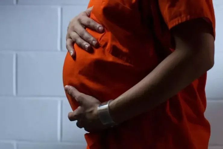 Həbsxanada möcüzə - Qadın məhbus təkadamlıq kamerada hamilə qaldı 