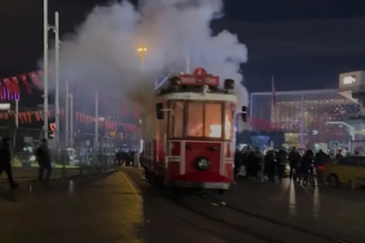 Taksimin məşhur tramvayı yandı  - VİDEO 