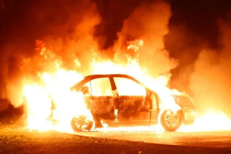 Oğuzda DƏHŞƏT:  sərnişin maşında yanaraq öldü - YENİLƏNİB 