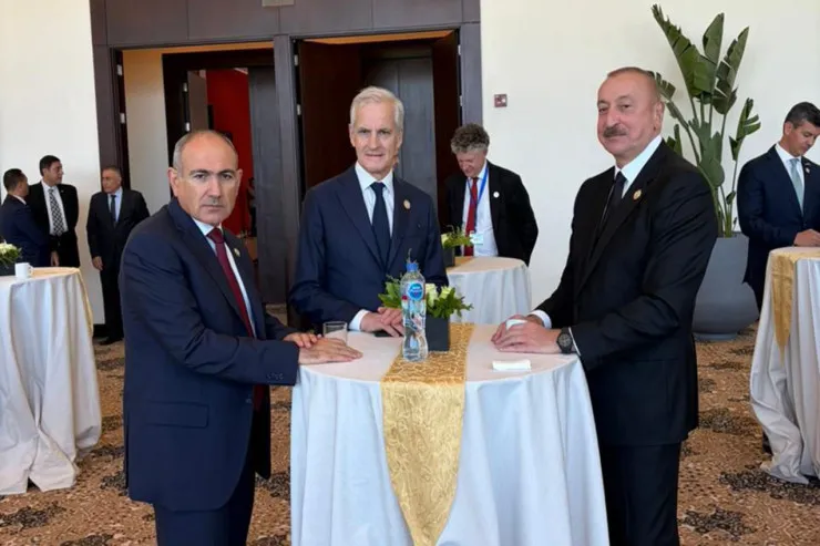 İlham Əliyev Misirdə Paşinyanla söhbətləşdi 