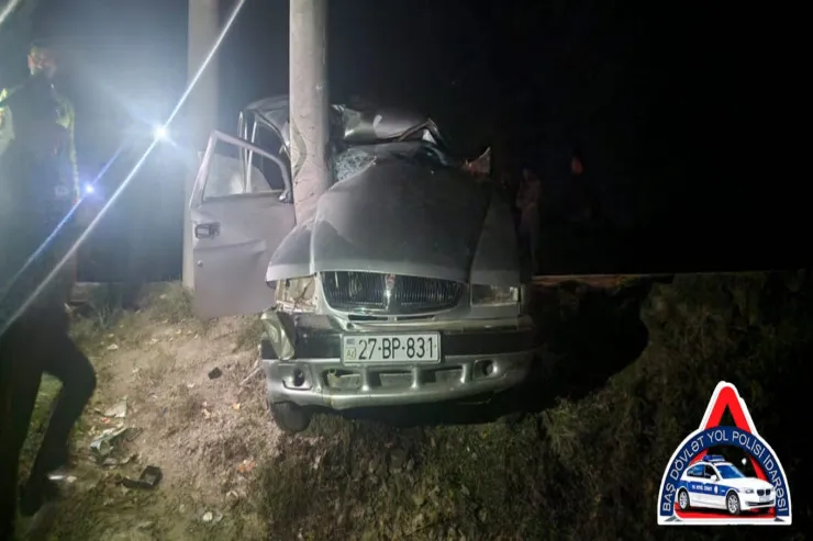 Sabirabadda maşın dirəyə çırpıldı, ölən var 