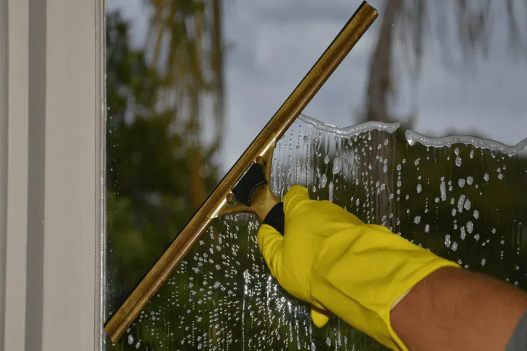 Pəncərələrdəki kifdən tez qurtulmağın üsulu - Parçaya 2 qaşıq tökün 