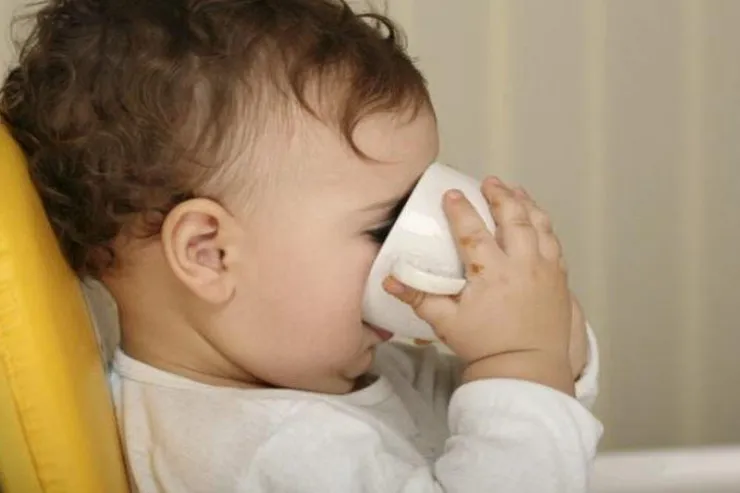 Bir yaşlı uşaq çay içən kimi  öldü