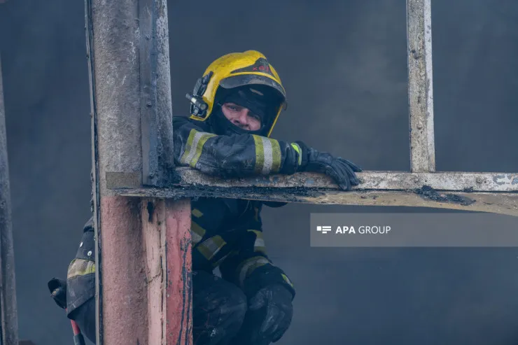 Kürdəmirdə bağça yandı 