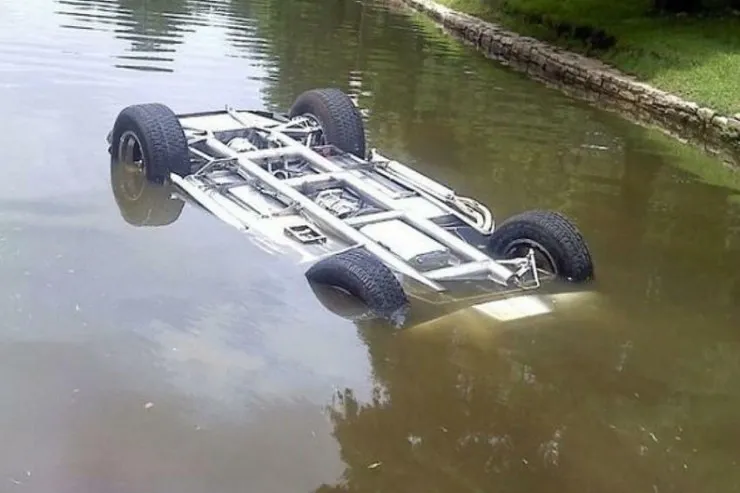 Göyçayda maşın su kanalına düşdü,  sürücü öldü