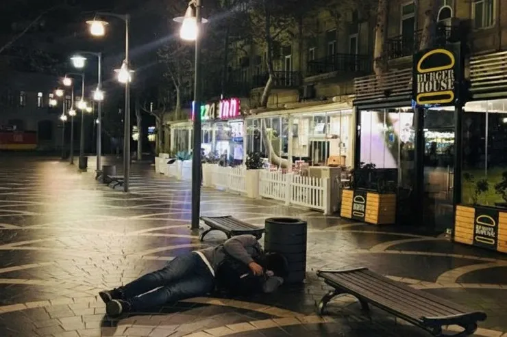 Bakıda məmur sərxoş olub parkda yatdı:  "iPhone 14"ü OĞURLANDI 