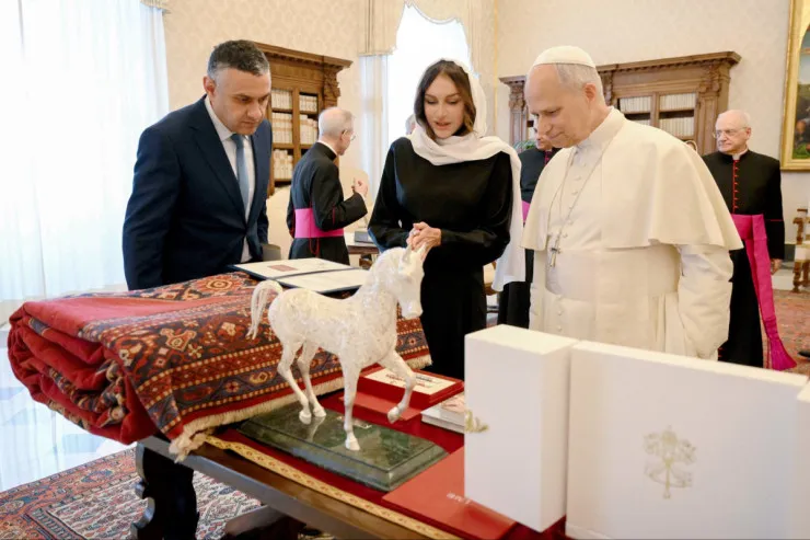 Hikmət Hacıyev Mehriban Əliyeva ilə Roma Papasının görüşündən YAZDI 