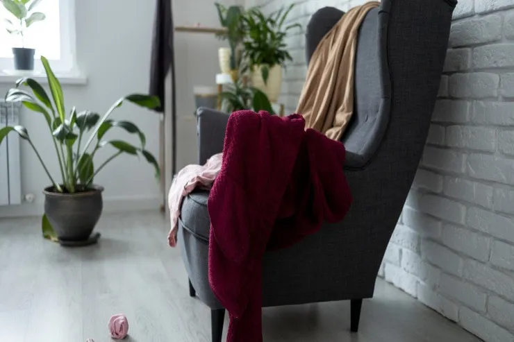 Yoxsulluq   gətirən əlamətlər - Paltarınızı bu 4 yerə  qoymayın