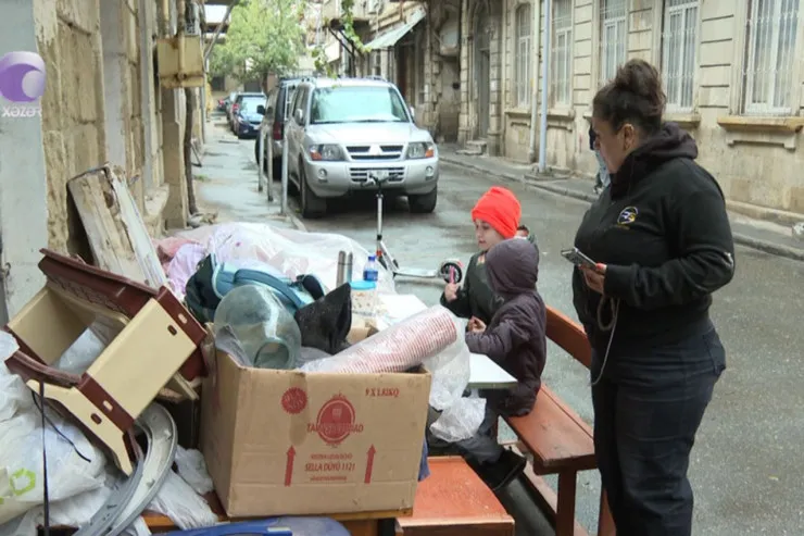 Bakıda ailə evindən çıxarıldı -  Uşaqları küçədə dərs oxuyur  - VİDEO 