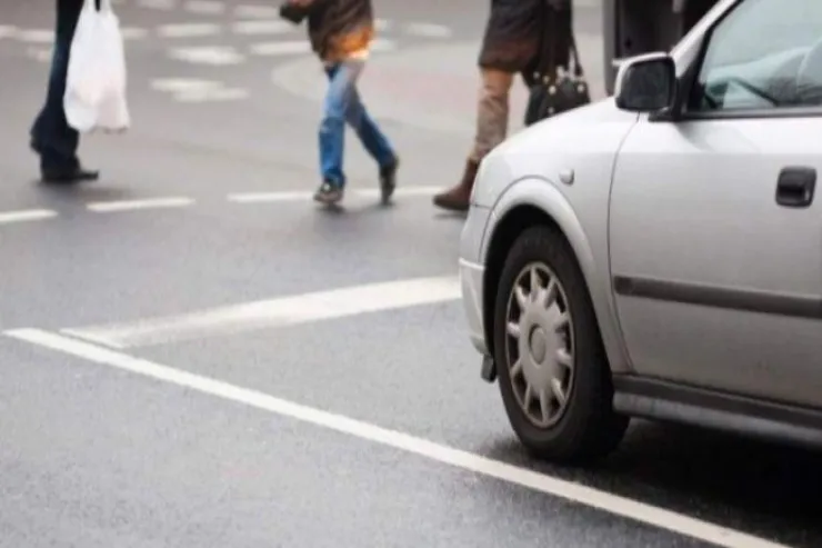 Sürətli yola qəfil çıxan piyadanın VİDEOSU YAYILDI 