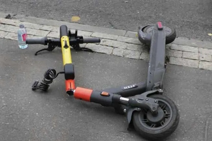 Bakıda gənc skuterlə maşının altında qaldı -VİDEO 