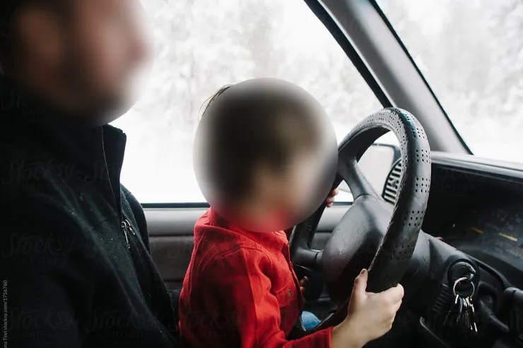 Qucağında uşaqla maşın sürən ata qəza törətdi, övladı öldü 