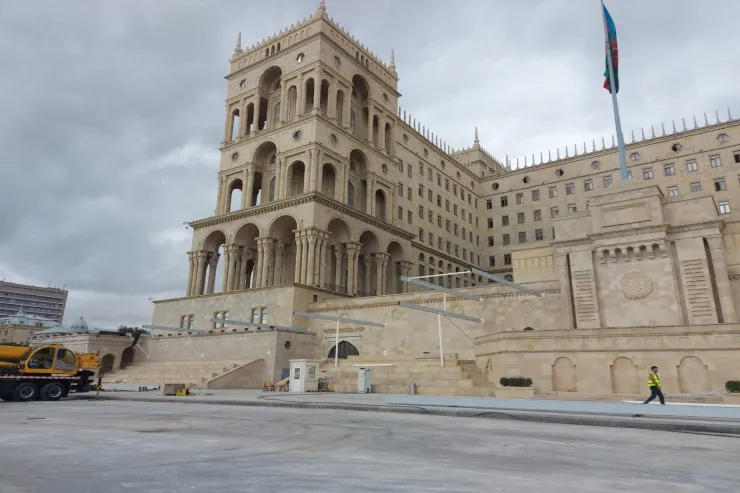 Azadlıq meydanının qarşısı BAĞLANIR 