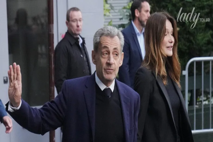 Sarkozinin bütün övladları   həbsxanaya gedən atalarını  dəstəkləməyə gəldilər -  FOTOLENT 