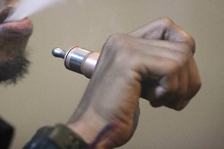 Elektron siqaret kişinin ağzında partladı,  meyitini tapdılar