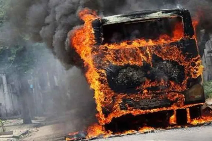 Turistləri daşıyan avtobus yandı, 20 nəfər öldü 