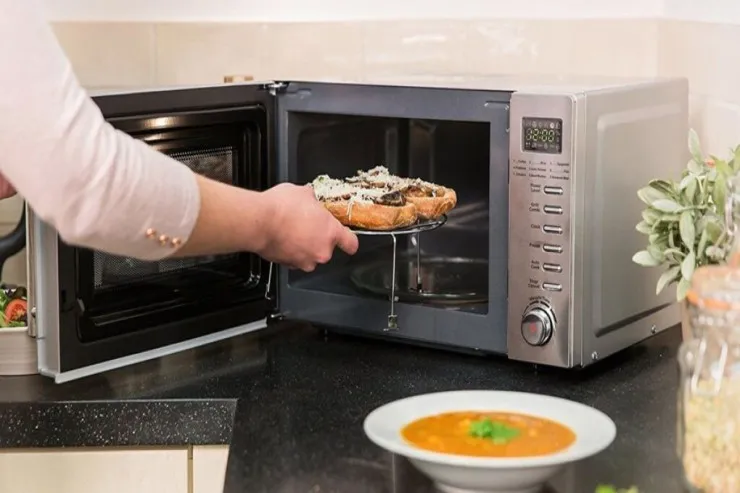 Mikrodalğalı sobadakı yeməkdə nə baş verir? - Alimlər izah edir 